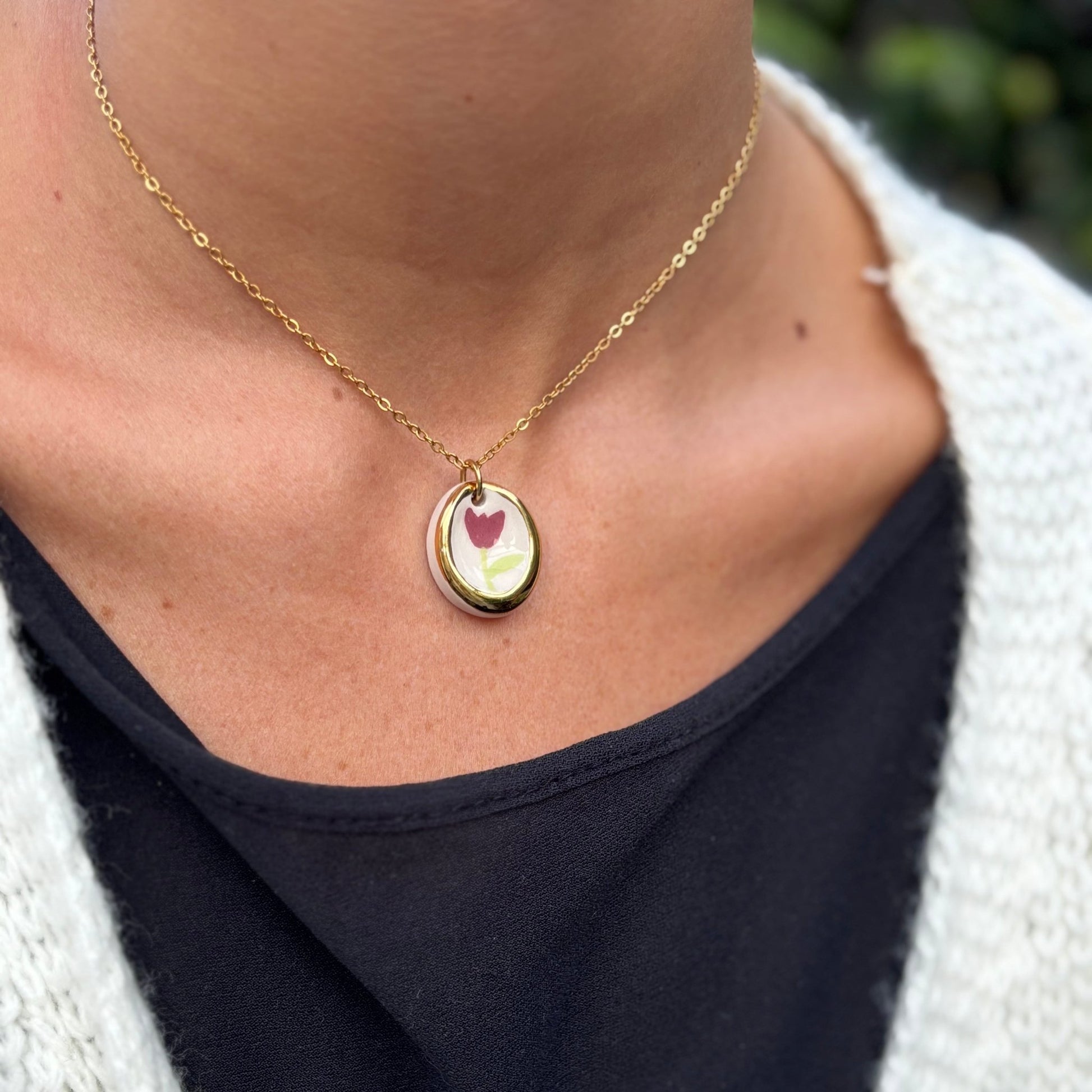 Tulip | Handcrafted white ceramic necklace with golden edges and flower - banceramiche